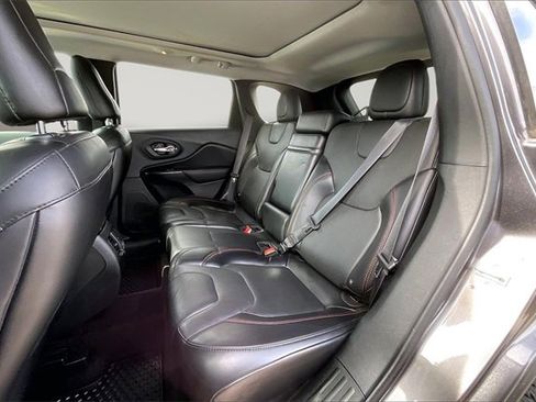 Used 2019 Jeep Cherokee Trailhawk image 24