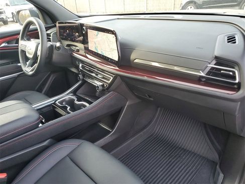 Used 2025 Chevrolet Traverse Z71 w/ Driver Confidence Package image 28