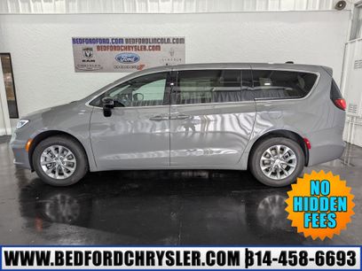 New 2025 Chrysler Pacifica Select