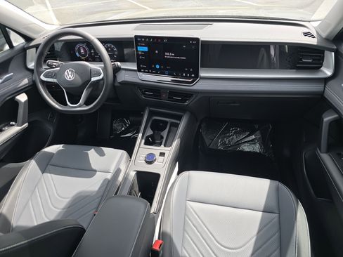 New 2026 Volkswagen Tiguan SE AWD/4WD image 17