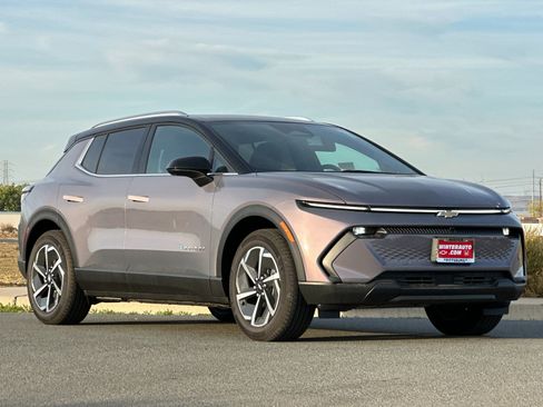 New 2026 Chevrolet Equinox EV LT image 2