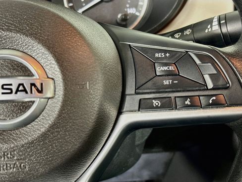 Used 2022 Nissan Versa SV FWD image 6