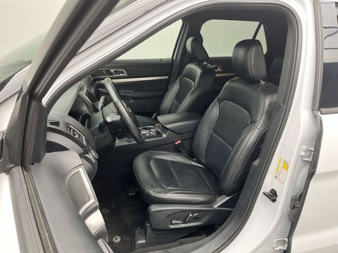 Used 2018 Ford Explorer XLT w/ Equipment Group 202A AWD/4WD image 13