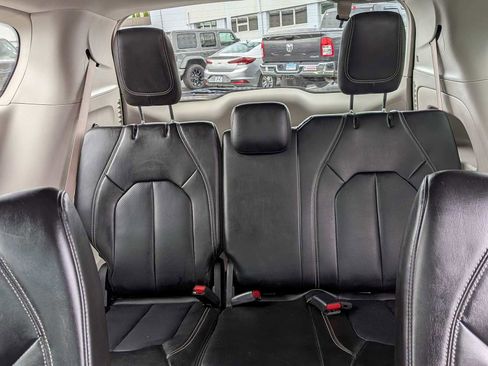 Used 2023 Chrysler Pacifica Touring-L FWD image 12