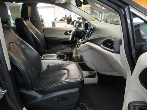 Used 2020 Chrysler Pacifica Limited FWD image 33