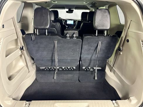 Used 2023 Chrysler Pacifica Touring-L FWD image 19