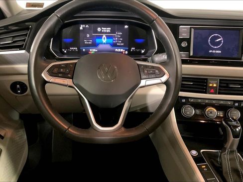 Used 2024 Volkswagen Jetta SE w/ Panoramic Sunroof Package FWD image 5