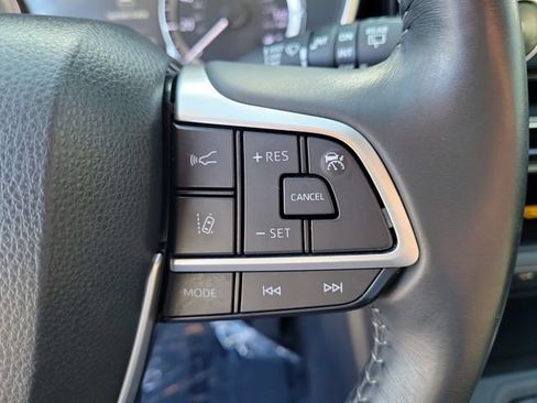 Used 2023 Toyota Highlander XLE FWD image 23
