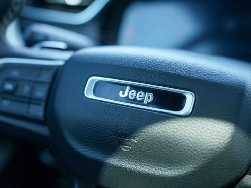 Used 2024 Jeep Grand Cherokee Altitude AWD/4WD image 44