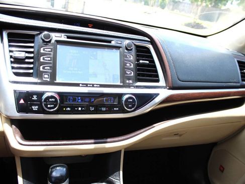 Used 2016 Toyota Highlander Limited FWD image 9