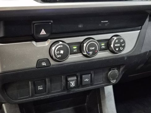 Used 2020 Toyota Tacoma 2WD Double Cab image 29