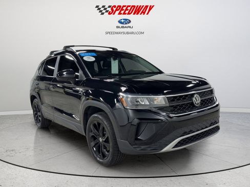 Certified 2023 Volkswagen Taos SE w/ Black Wheel Package AWD/4WD image 2