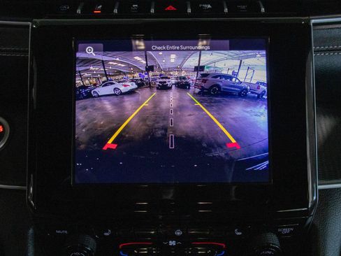 Used 2025 Jeep Grand Cherokee Altitude AWD/4WD image 6