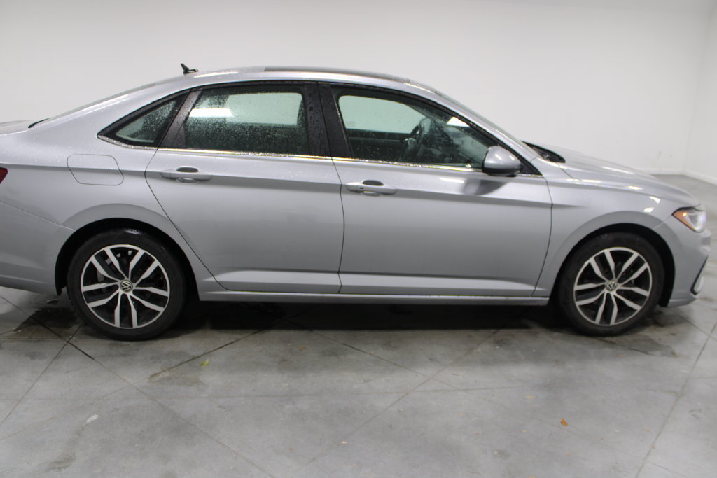 Used 2025 Volkswagen Jetta SE FWD image 11
