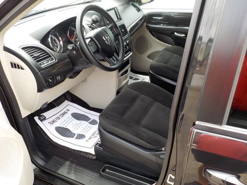 Used 2018 Dodge Grand Caravan SE w/ UConnect Hands-Free Group FWD image 10