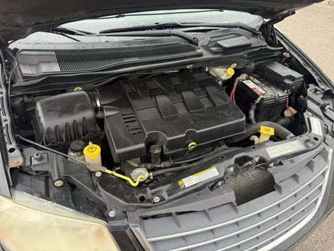 Used 2010 Chrysler Town & Country Touring FWD image 30