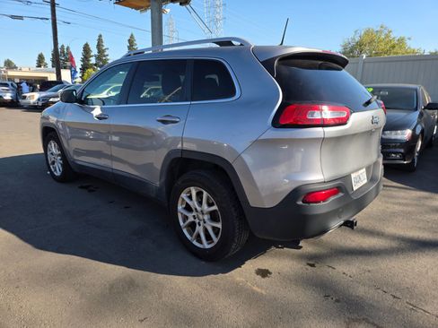 Used 2017 Jeep Cherokee Latitude w/ Comfort/Convenience Group image 2