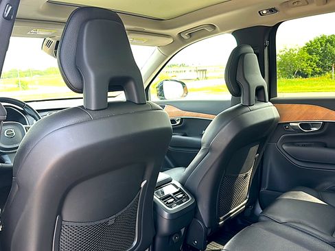 Used 2022 Volvo XC90 T5 Momentum w/ Protection Package Premier FWD image 18