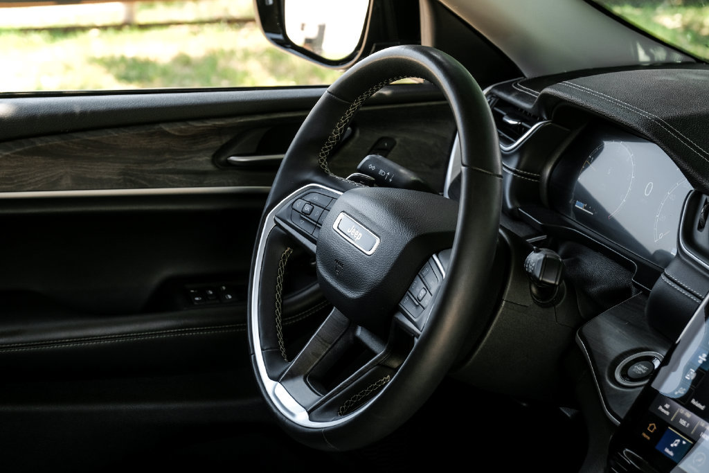 Used 2023 Jeep Grand Cherokee Limited AWD/4WD image 24