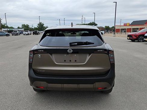 Used 2025 Nissan Kicks SV FWD image 4