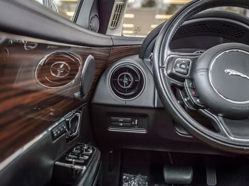 Used 2017 Jaguar XJ R-Sport image 28
