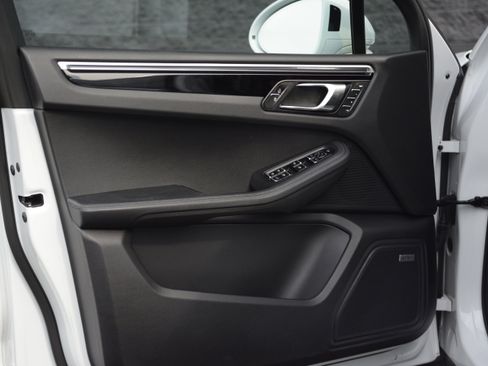 Certified 2022 Porsche Macan S AWD/4WD image 13