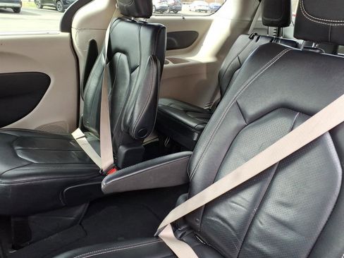 Used 2022 Chrysler Pacifica Touring-L image 9