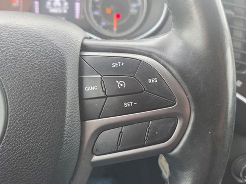 Used 2019 Jeep Cherokee Latitude w/ Cold Weather Group AWD/4WD image 38