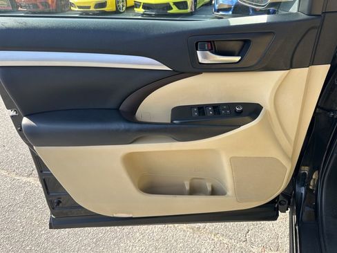 Used 2018 Toyota Highlander XLE image 28