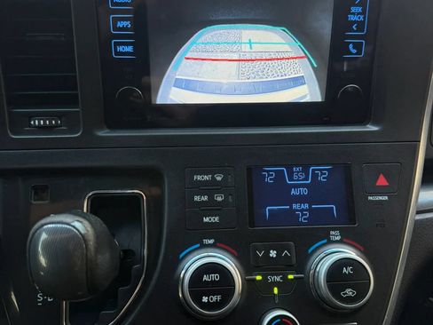 Used 2016 Toyota Sienna SE w/ SE Preferred Package FWD image 34