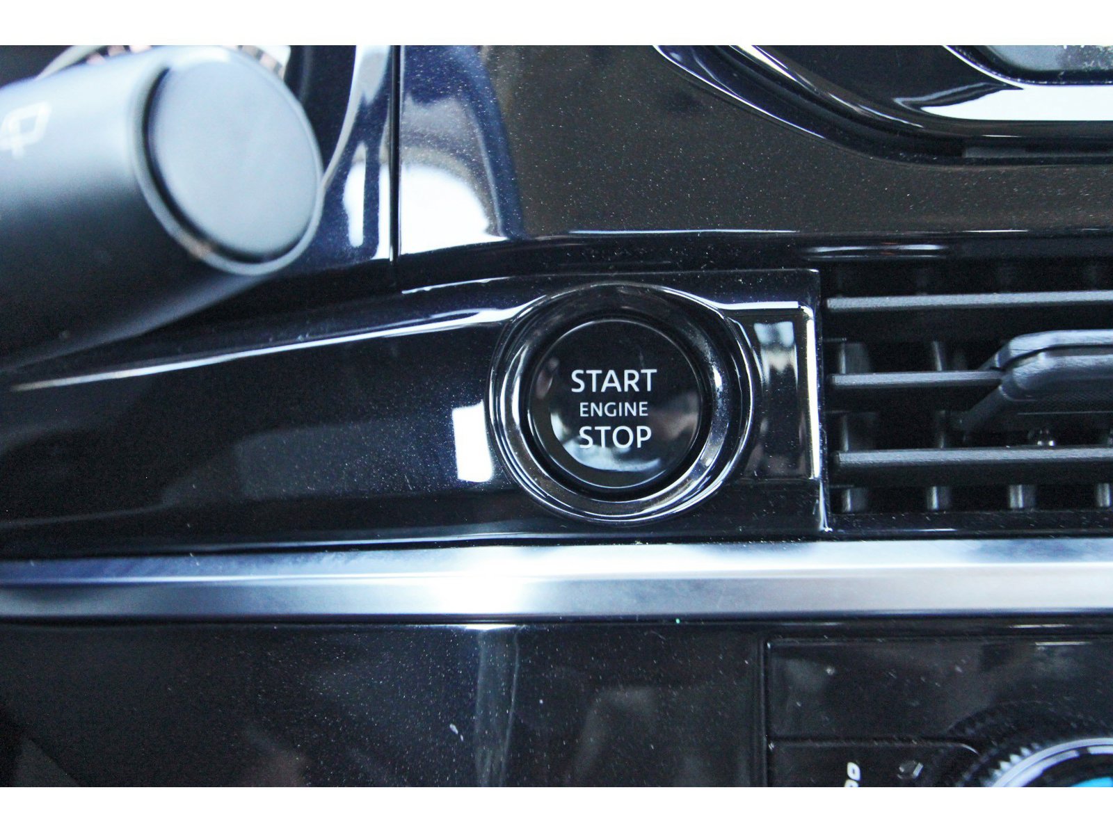 Certified 2025 Nissan Pathfinder SV FWD image 30