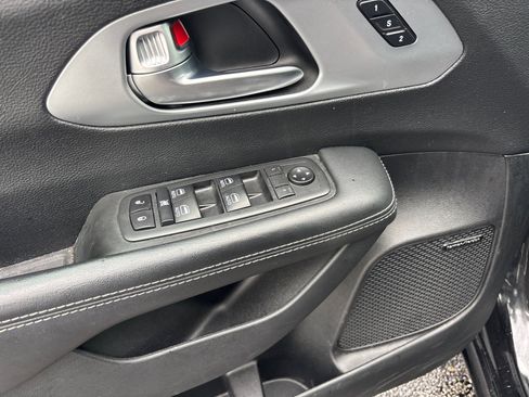 Used 2020 Chrysler Pacifica Touring-L Plus FWD image 13