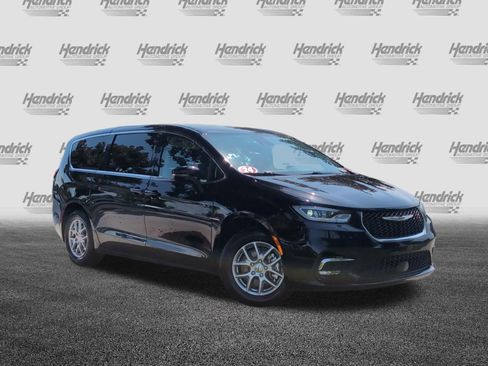 Used 2024 Chrysler Pacifica Touring-L FWD image 2