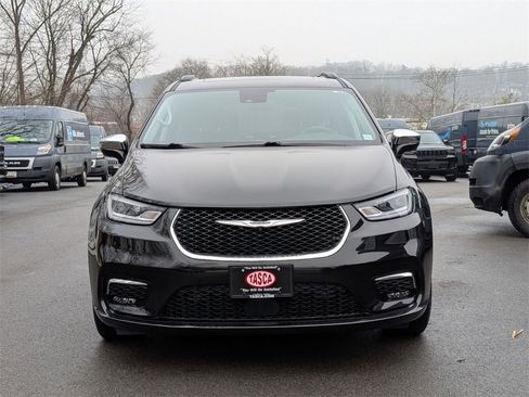 Used 2022 Chrysler Pacifica Limited w/ Uconnect Theater Family Group image 12