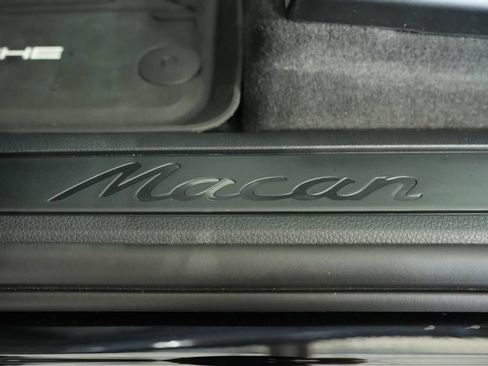Certified 2025 Porsche Macan AWD/4WD image 32