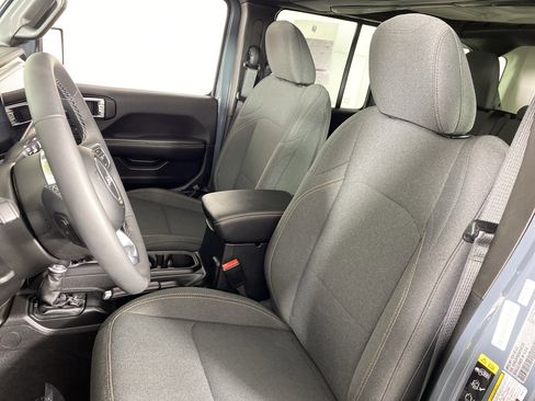 Used 2025 Jeep Wrangler Sahara image 16