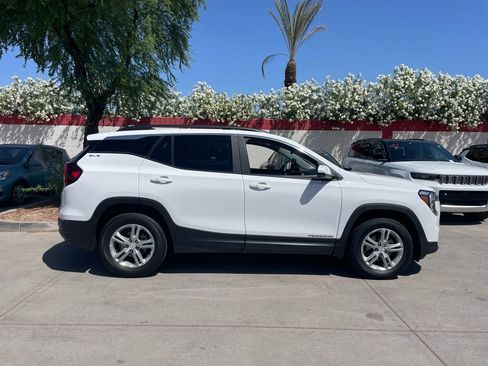 Used 2023 GMC Terrain SLE w/ Driver Convenience Package image 2