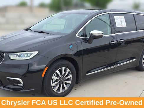 Used 2022 Chrysler Pacifica Limited FWD image 1