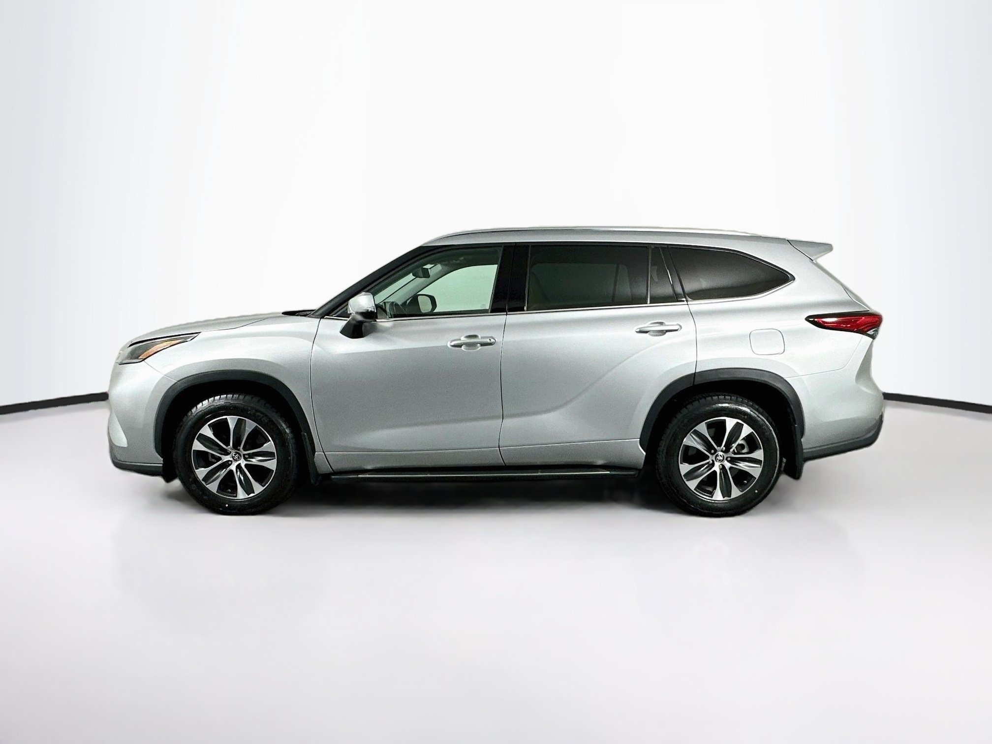 Used 2021 Toyota Highlander XLE AWD/4WD image 4