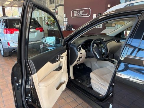 Used 2016 Nissan Rogue SV image 16