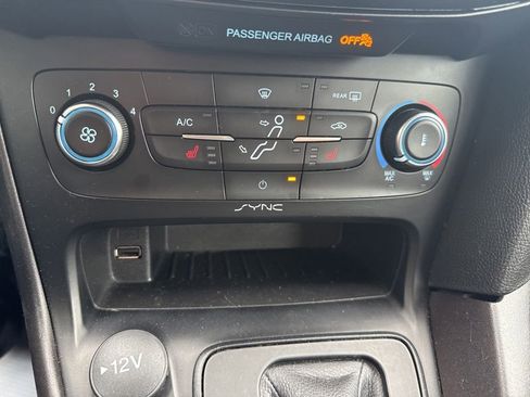 Used 2018 Ford Focus SE w/ SE Appearance Package FWD image 15