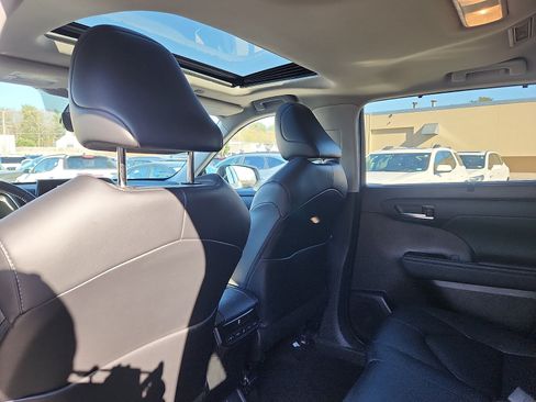 Used 2023 Toyota Highlander XLE AWD/4WD image 25