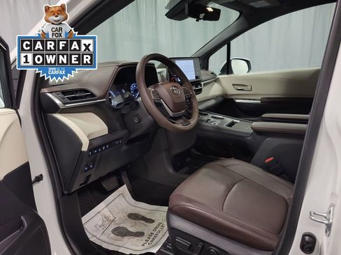 Used 2024 Toyota Sienna Platinum image 12