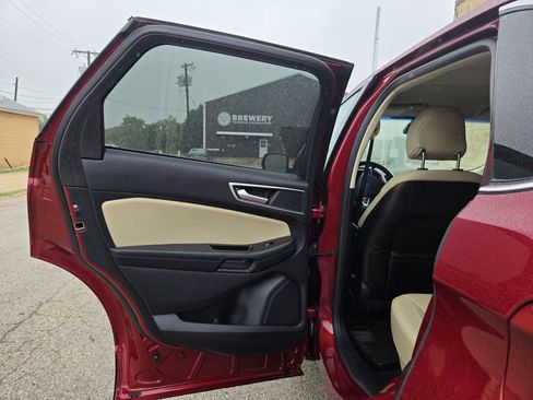 Used 2019 Ford Edge SEL w/ Equipment Group 201A FWD image 6