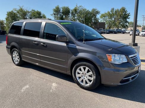 Used 2015 Chrysler Town & Country LX FWD image 10