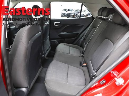 Used 2025 Hyundai Venue SE FWD image 21