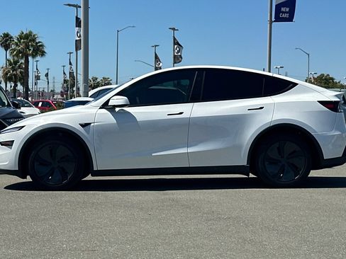 Used 2026 Tesla Model Y 2WD image 7