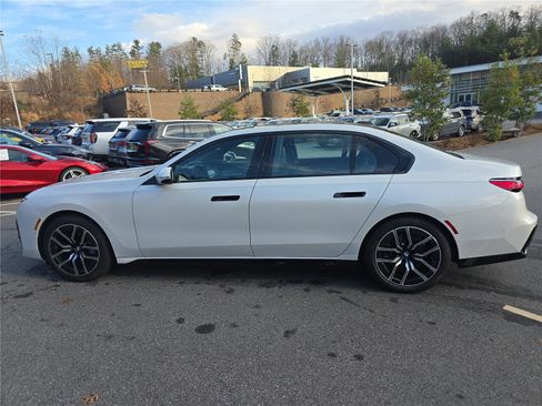 Used 2024 BMW 740i image 7