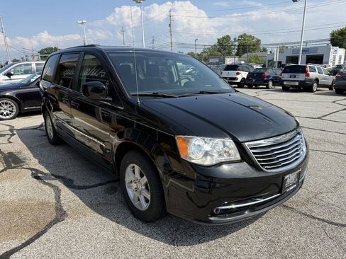 Used 2011 Chrysler Town & Country Touring w/ Entertainment Group #1 FWD image 4