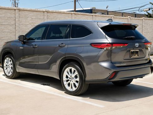 Used 2020 Toyota Highlander Limited FWD image 12